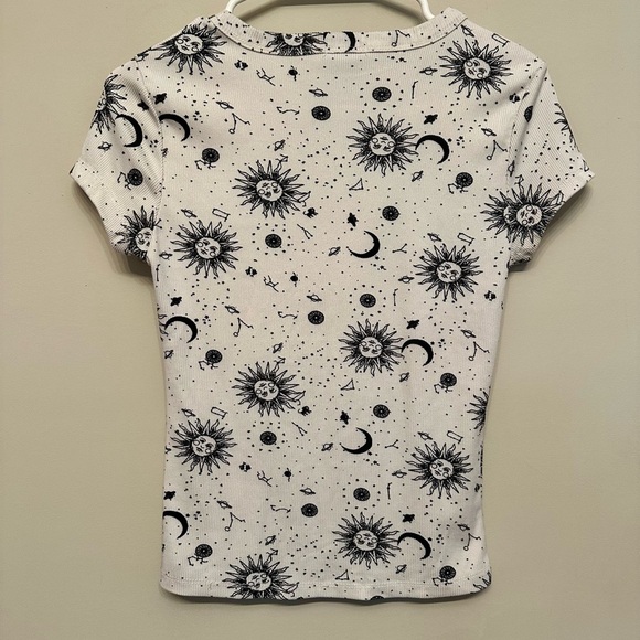 Rue21 White and Black Celestial Print Tee Medium - Picture 4 of 4